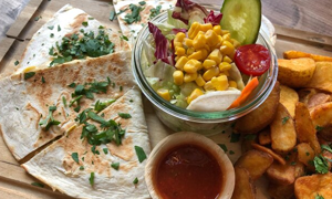 CHIPS IN PITTA (with salad)